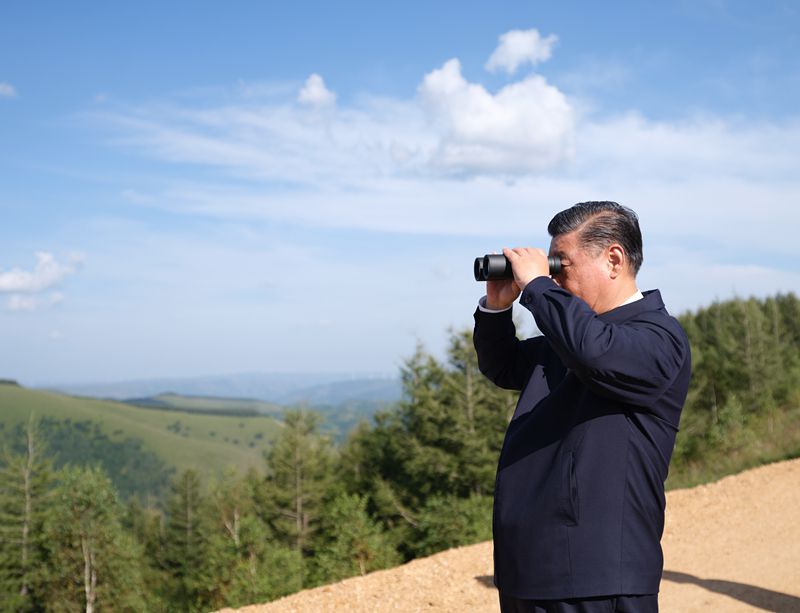 2021年8月23日，习近平总书记在河北省承德市塞罕坝机械林场月亮山考察。