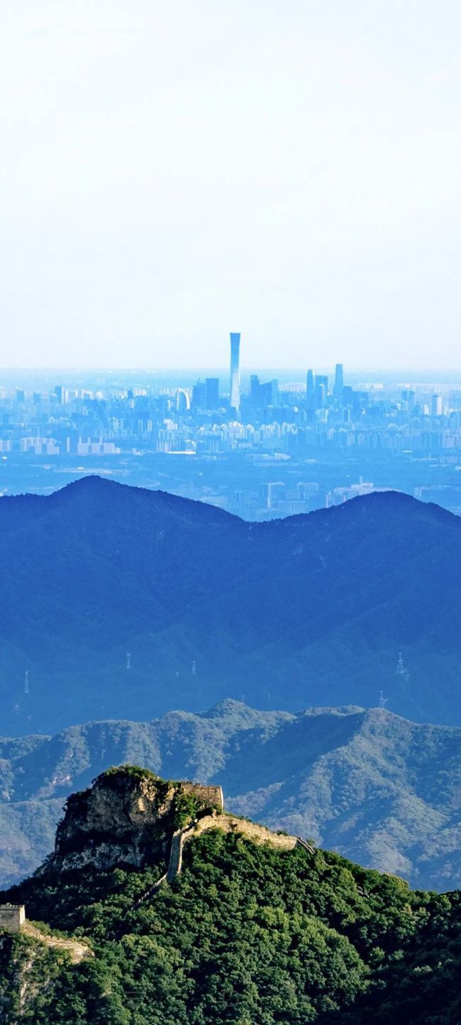 从长城上远眺，北京中央商务区清晰可见。(摄影：鲁梦晗 王佰龙)