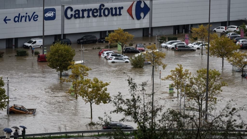 Des-voitures-partiellement-submergees-sur-le-parking-d-un-centre-commercial-a-Gi.jpg