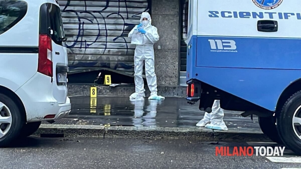 Omicidio in via Giovanni Da Cermenate, ladro ucciso da titolare bar. Rilievi pol.jpeg