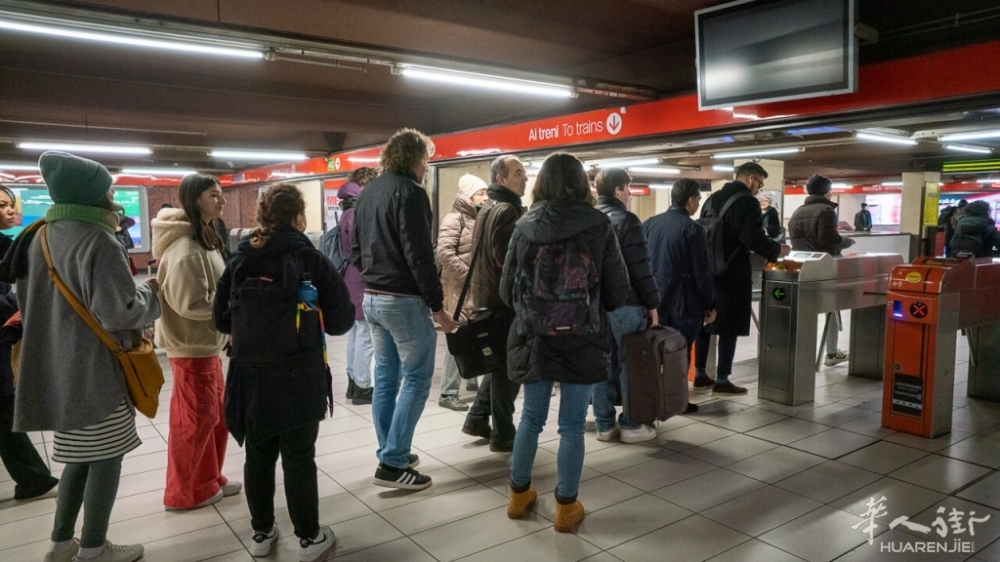 Sciopero dei mezzi Atm, folla tornelli metro. Orari mezzi Atm- LaPresse.jpg