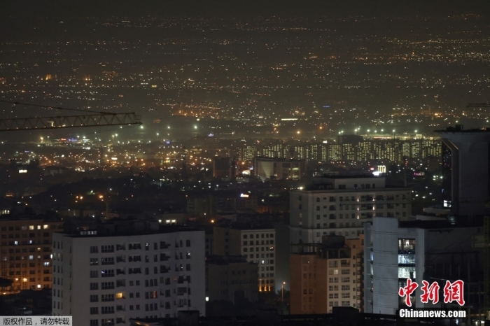 当地时间10月26日，伊朗德黑兰，几声爆炸声响起后的德黑兰夜景。