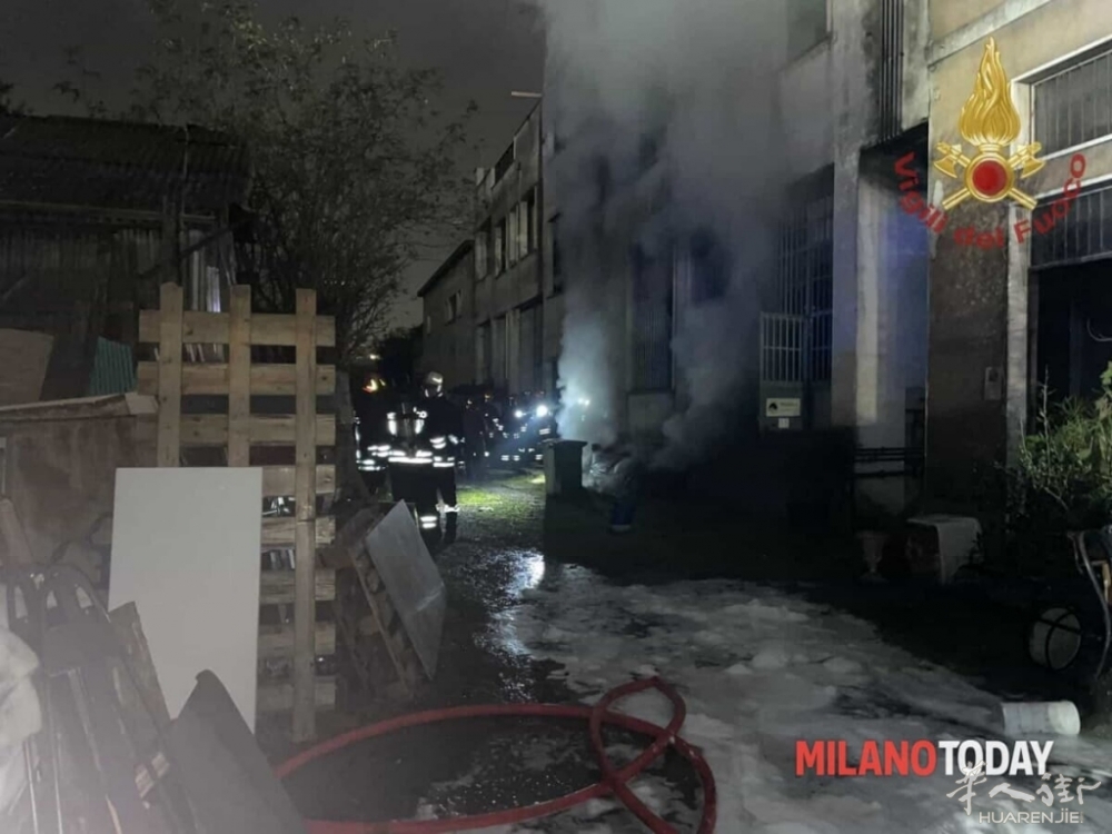 Incendio stanotte in un capannone, pompieri al lavoro 3.jpeg article_img