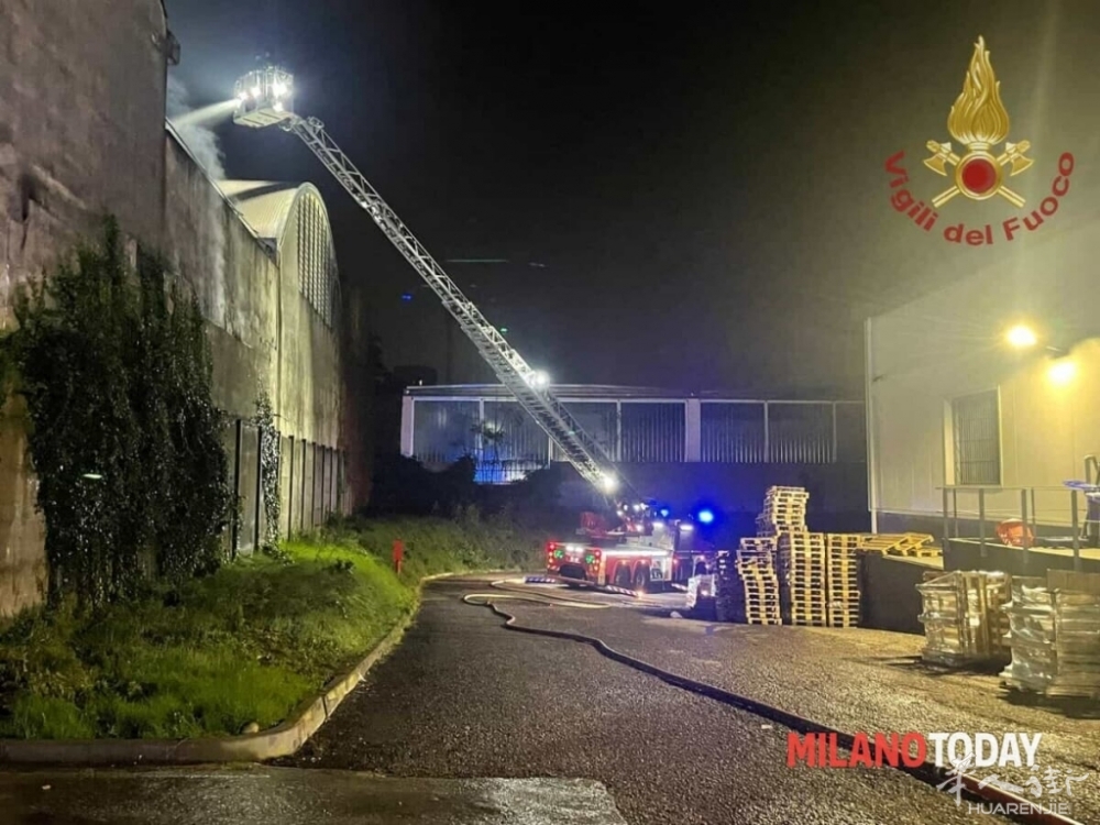 Incendio stanotte in un capannone, pompieri al lavoro 1.jpeg article_img