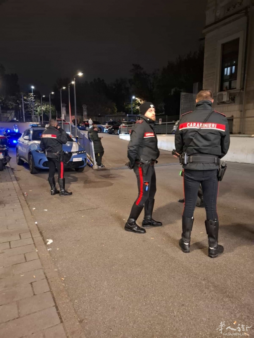 Carabinieri davanti al Policlinico.jpg