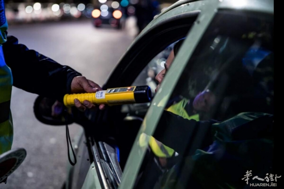 Alcooltest-su-un-automobilista.jpg