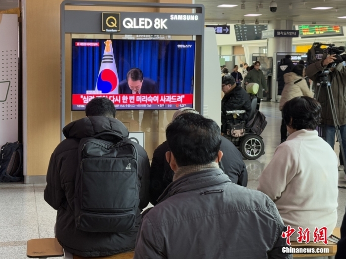 当地时间12月7日，在韩国首尔火车站，民众观看总统尹锡悦发表讲话的电视画面。韩国总统尹锡悦当日通过电视直播发表对国民谈话，就短暂紧急戒严风波向国民道歉。<a target='_blank' href='/'>中新社</a>记者 刘旭 摄