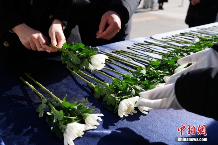 当地时间12月31日，韩国民众在首尔市设立的灵堂领取鲜花，哀悼失事客机遇难者。当日，韩国首尔市在市政府门前为失事客机遇难者设立悼念灵堂。许多首尔市民自发来到灵堂哀悼失事客机遇难者。<a target='_blank' href='/'>中新社</a>记者 刘旭 摄