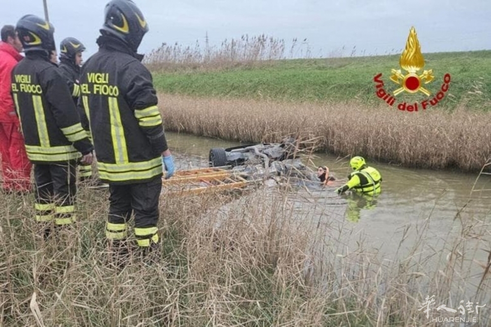 I vigili del fuoco sul luogo dell&#039;incidente.jpeg