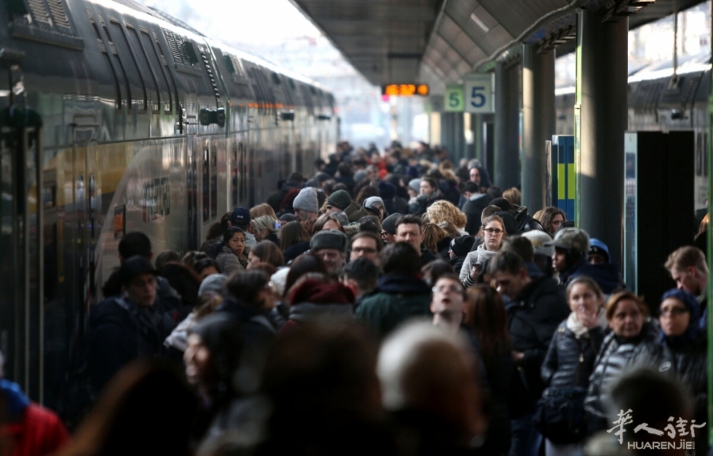 Sciopero treni Trenord. Folla treno. LaPresse.jpg