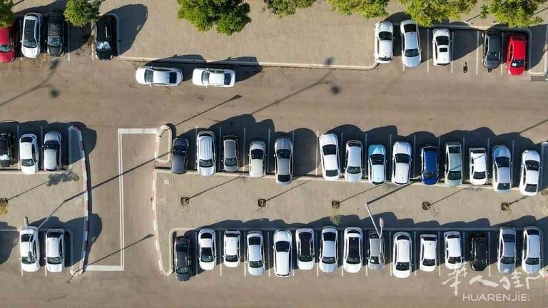 Parcheggio-Foto-di-Samir-Smier-da-Pexels-LaGazzettadiViareggio.it_-768x432.jpg