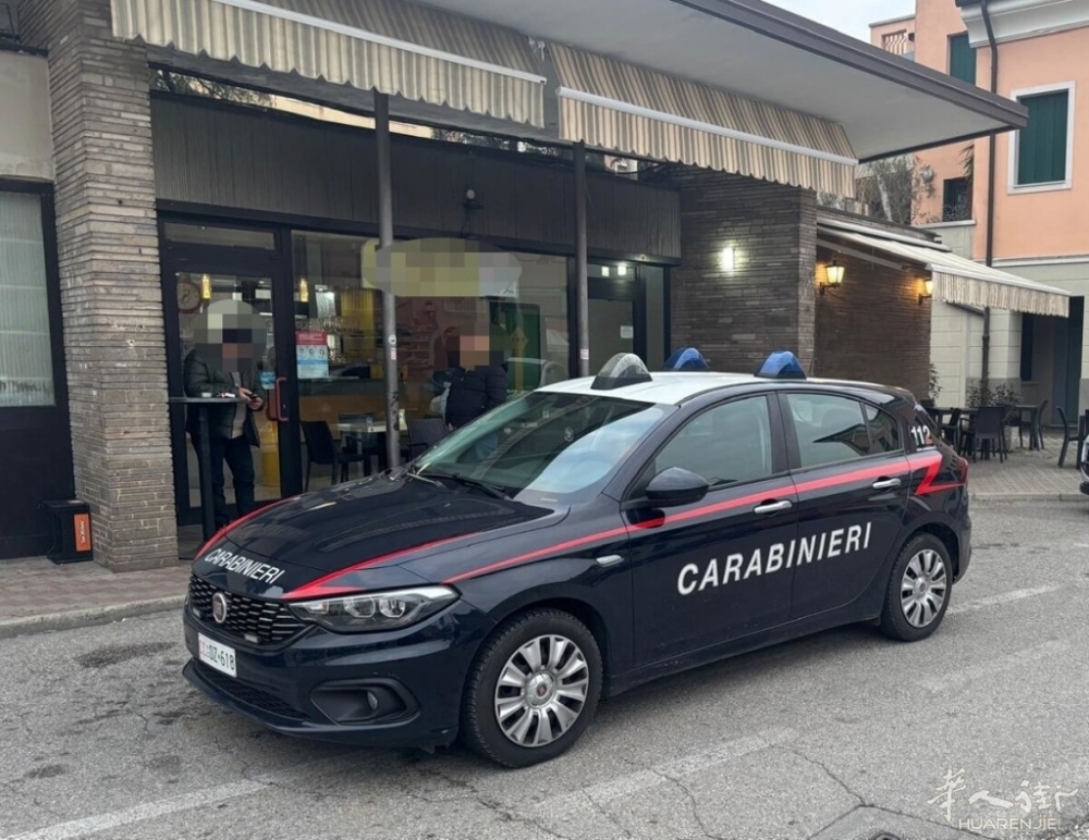 I carabinieri all&#039;esterno del bar Lo Sfizio.jpg