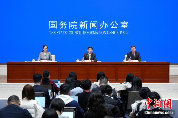 3月5日，中国国务院新闻办公室在北京举行吹风会，《政府工作报告》起草组负责人、国务院研究室主任沈丹阳，《政府工作报告》起草组成员、国务院研究室副主任陈昌盛解读《政府工作报告》，并答记者问。 <a target='_blank' href='/'>中新社</a>记者 张祥毅 摄