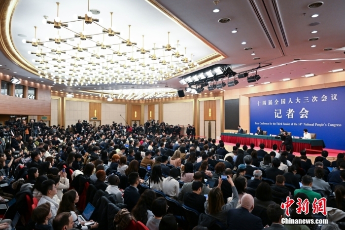 3月7日,十四届全国人大三次会议在北京梅地亚中心新闻发布厅举行记者会,中共中央政治局委员、外交部长王毅就“中国外交政策和对外关系”相关问题回答中外记者提问。<a target='_blank' href='/'>中新社</a>记者 陈楚红 摄 article_img