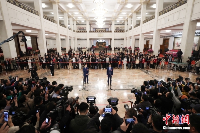 3月5日，十四届全国人大三次会议首场“代表通道”集中采访活动在北京人民大会堂举行。全国人大代表、小米集团创始人、董事长兼首席执行官雷军(右)、全国人大代表、海尔集团董事局主席、首席执行官周云杰接受采访。<a target='_blank' href='/'>中新社</a>记者 富田 摄