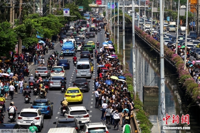 据中国地震台网正式测定:3月28日14时20分在缅甸(北纬21.85度,东经95.95度)发生7.9级地震,震源深度30千米。泰国曼谷震感明显,民众涌入街头躲避。 article_img