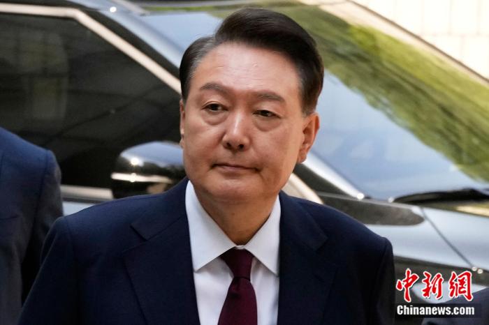 当地时间2025年5月12日,韩国首尔,因被控策划叛乱而受到审判的前总统尹锡悦抵达首尔中央地方法院。图/视觉中国 article_img