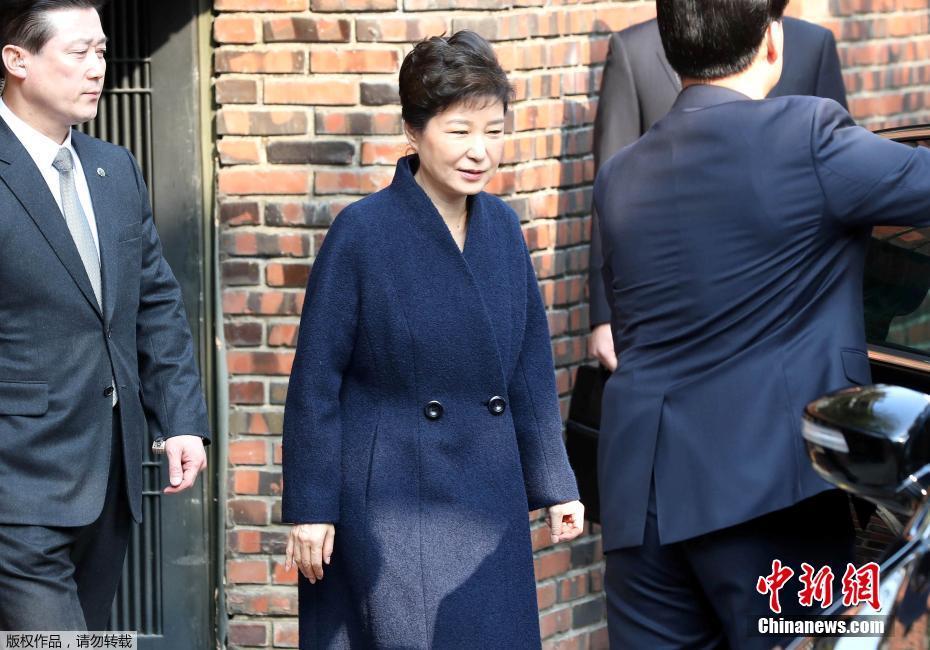 当地时间3月21日,韩国检察厅特别调查本部于21日上午9时30分传唤前总统朴槿惠,对她受贿、滥用职权等嫌疑进行调查,朴槿惠将成为韩国宪政史上第四位被检方传讯的总统。图为朴槿惠在安保人员的保护下离开居住地。 article_img