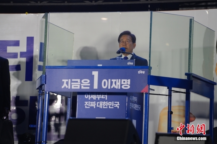 当地时间6月4日凌晨,韩国中央选举管理委员会发布的计票数据显示,共同民主党候选人李在明确定当选第21届韩国总统。图为当天凌晨,李在明在汝矣岛国会附近发表讲话。<a target='_blank' href='/'>中新社</a>记者 刘旭 摄 article_img