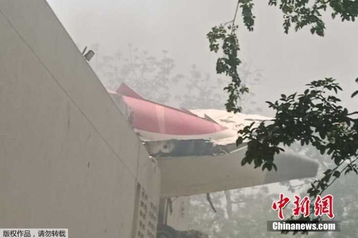 当地时间6月12日,印度航空一架计划从艾哈迈达巴德机场起飞前往英国的客机,当日在古吉拉特邦艾哈迈达巴德机场附近坠毁。据报道,“机上载有约242人,其中包括10名机组人员。”图为客机失事现场。 article_img
