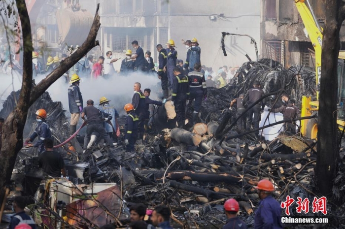当地时间6月12日,印度航空一架客机在执飞艾哈迈达巴德至伦敦盖特威克航线时在飞行过程中坠毁,航班上共有242人。据外媒报道称,飞机坠毁在当地的一所医学院的宿舍区内。据路透社报道,现场找到的尸体可能包括乘客与地面的遇难者。根据现场拍摄的照片和视频显示,飞机残骸散落在建筑物周围,机身卡在了建筑物顶部。图为搜救队在飞机坠毁现场进行救援。图/视觉中国 article_img