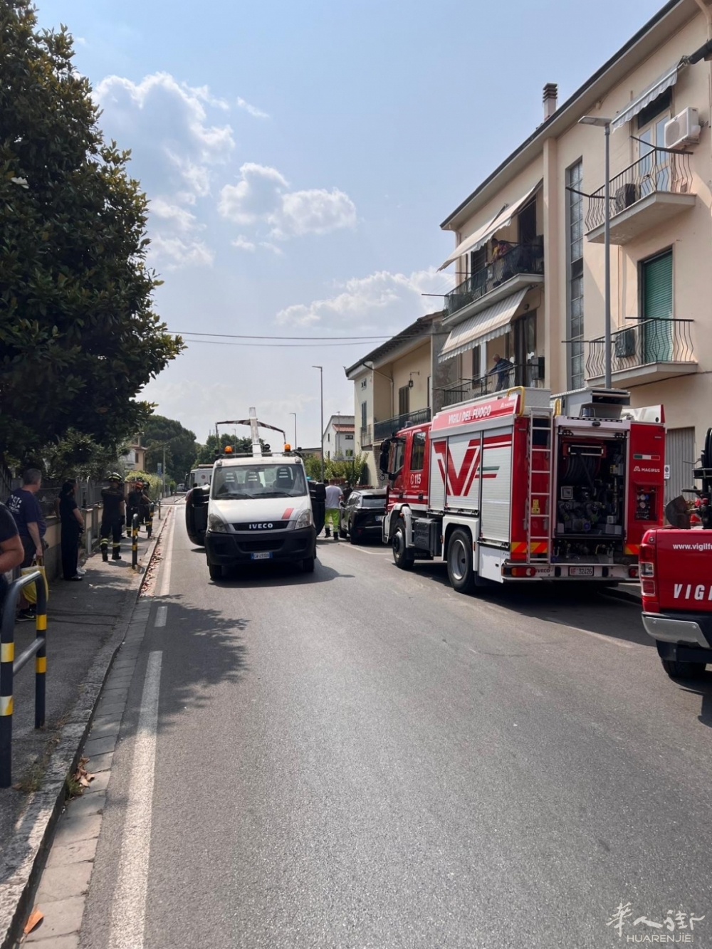 incidente-auto-ribaltata-via-guinizzelli-4.jpeg