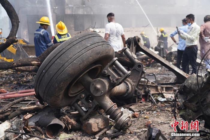 当地时间6月12日,印度航空一架客机在执飞艾哈迈达巴德至伦敦盖特威克航线时在飞行过程中坠毁,航班上共有242人。据外媒报道称,飞机坠毁在当地的一所医学院的宿舍区内。据路透社报道,现场找到的尸体可能包括乘客与地面的遇难者。根据现场拍摄的照片和视频显示,飞机残骸散落在建筑物周围,机身卡在了建筑物顶部。图为坠机现场的飞机残骸。图/视觉中国 article_img