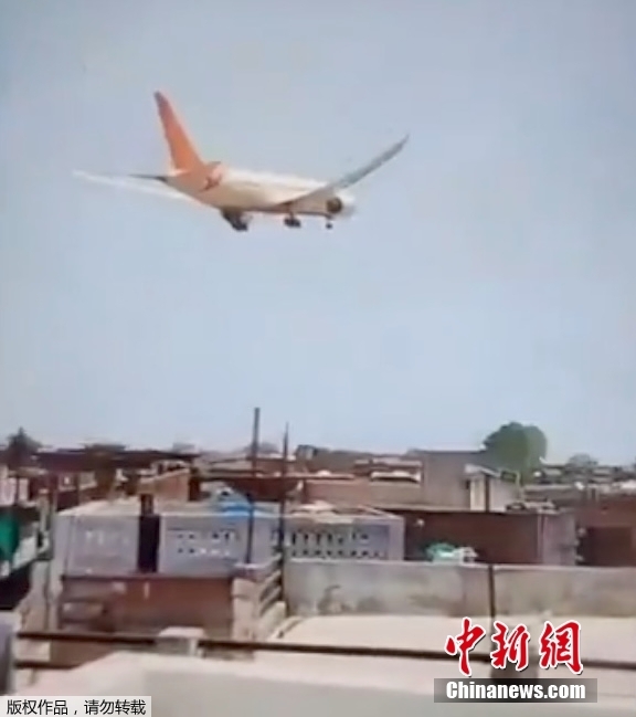 当地时间6月12日,印度航空一架计划从艾哈迈达巴德机场起飞前往英国的客机,当日在古吉拉特邦艾哈迈达巴德机场附近坠毁。图为失事客机。 article_img