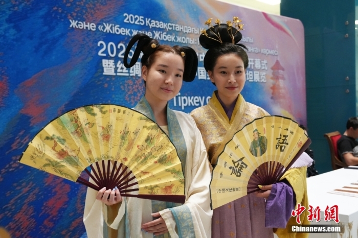 当地时间6月16日,哈萨克斯坦“中国旅游年”开幕式在位于阿斯塔纳的哈萨克斯坦国家博物馆举行。开幕式上举办了文艺演出、汉服时装秀、非遗体验等活动。图为身穿汉服的哈萨克斯坦青年在活动现场与观众互动。<a target='_blank' href='/'>中新社</a>记者 单璐 摄 article_img