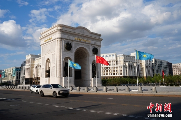 当地时间6月15日,哈萨克斯坦首都阿斯塔纳街头,中哈两国国旗飘扬。<a target='_blank' href='/'>中新社</a>记者 单璐 摄 article_img