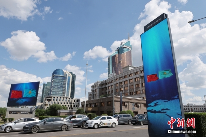 当地时间6月15日,哈萨克斯坦首都阿斯塔纳街头,中哈两国国旗飘扬。<a target='_blank' href='/'>中新社</a>记者 盛佳鹏 摄 article_img