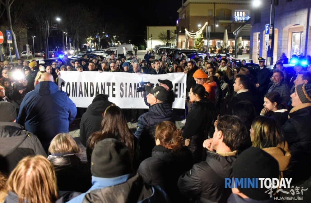 Lo striscione di solidarietà a Luciano Masini-2.jpg article_img