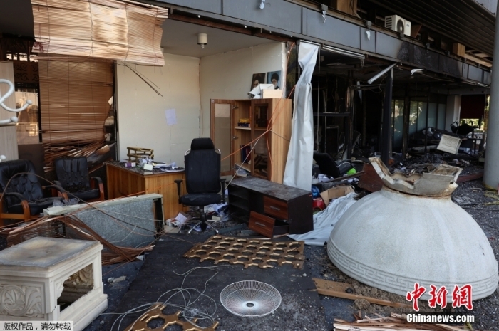 资料图：当地时间6月19日，伊朗德黑兰，被袭击后的伊朗国家电视台建筑物残骸散落一地。
