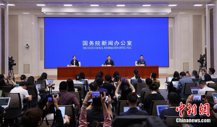 6月24日，中国国务院新闻办公室在北京举行新闻发布会，中央宣传部分管日常工作的副部长胡和平，阅兵领导小组办公室副主任、中央军委联合参谋部作战局少将副局长吴泽棵介绍中国人民抗日战争暨世界反法西斯战争胜利80周年纪念活动总体安排，并答记者问。 <a target='_blank' href='/'>中新社</a>记者 杨可佳 摄