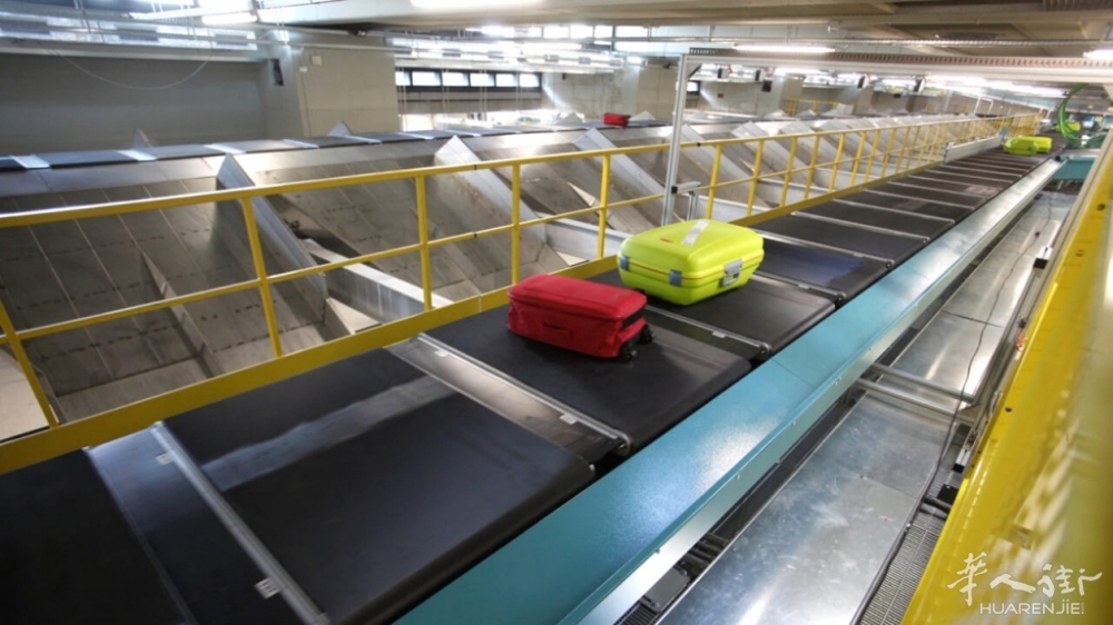 valigie bagagli aeroporto lapresse.jpg valigie bagagli aeroporto lapresse.jpg