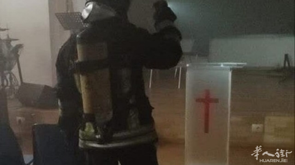 Vigili del fuoco incendio chiesa.jpg