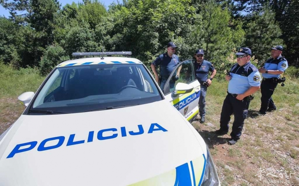 polizia-slovena-confine-.jpg polizia-slovena-confine-.jpg
