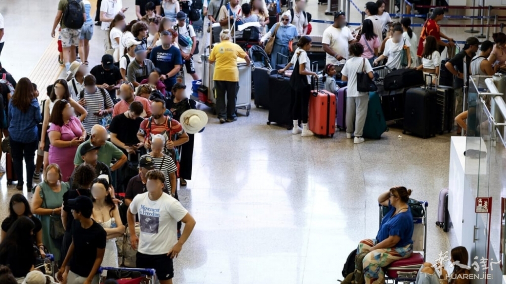 小男孩跟家人走散无票随机上了一架飞机抵达意大利米兰机场 ... 