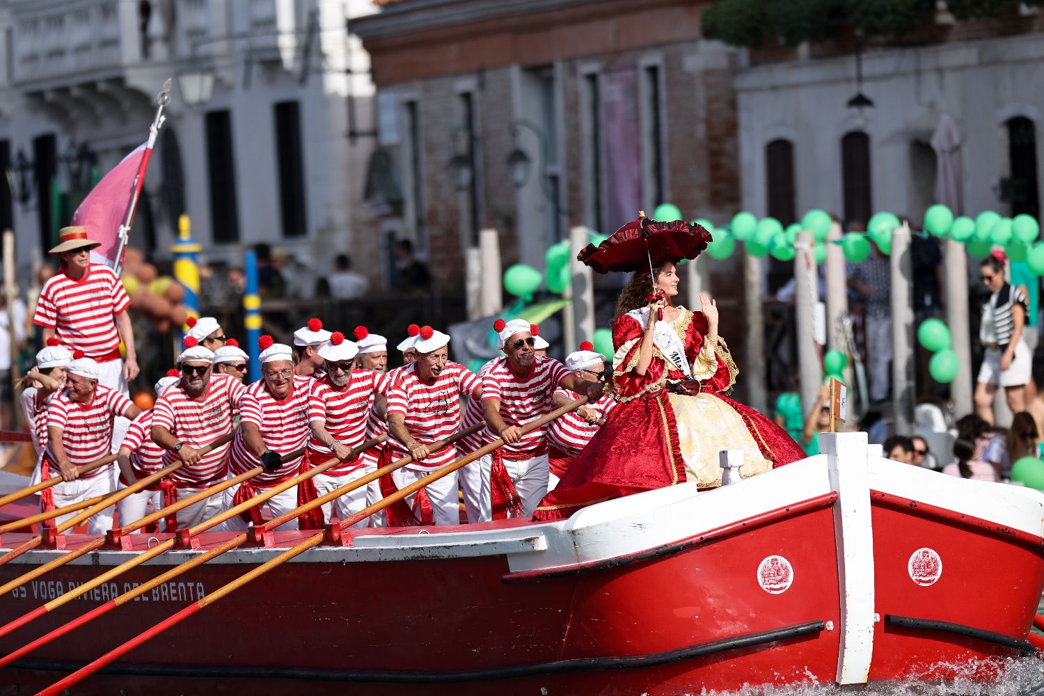 意大利威尼斯举办传统赛船节
