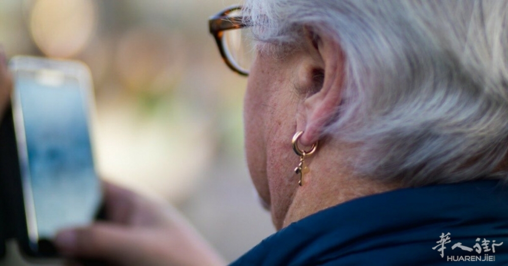 cellulare-anziana-1200x630.jpg cellulare-anziana-1200x630.jpg