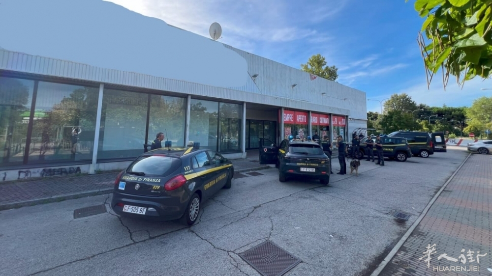 Il blitz della Guardia di Finanza in uno degli empori-2.jpg Il blitz della Guardia di Finanza in uno degli empori-2.jpg