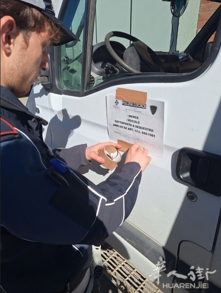 Il furgone sequestrato dalla polizia municipale.jpg Il furgone sequestrato dalla polizia municipale.jpg