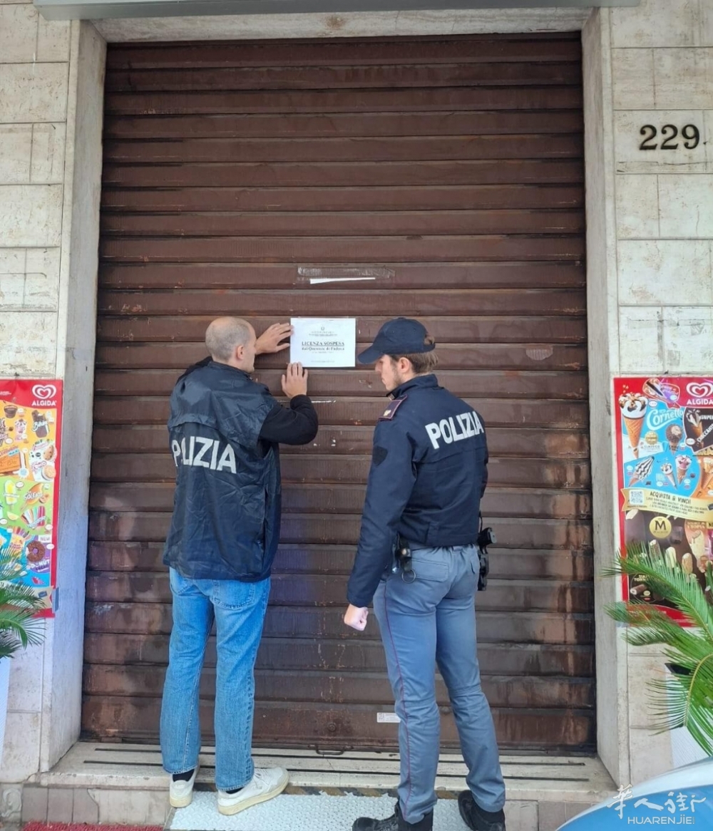 Gli agenti notificano il provvedimento.jpeg Gli agenti notificano il provvedimento.jpeg