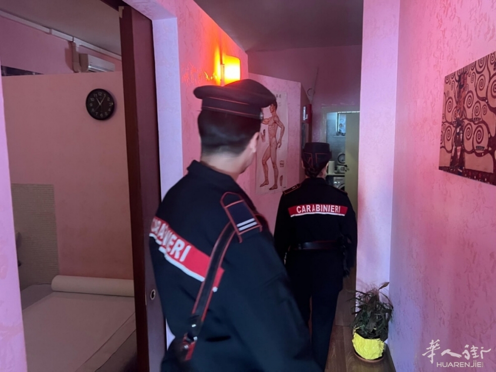 Centro massaggi a luci rosse 1.jpg Centro massaggi a luci rosse 1.jpg