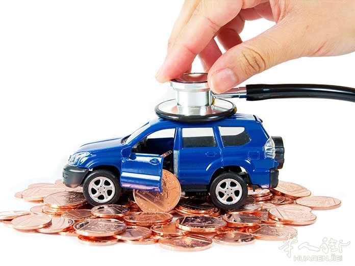 696x522_modellino_auto_con_monete_10.jpg 696x522_modellino_auto_con_monete_10.jpg