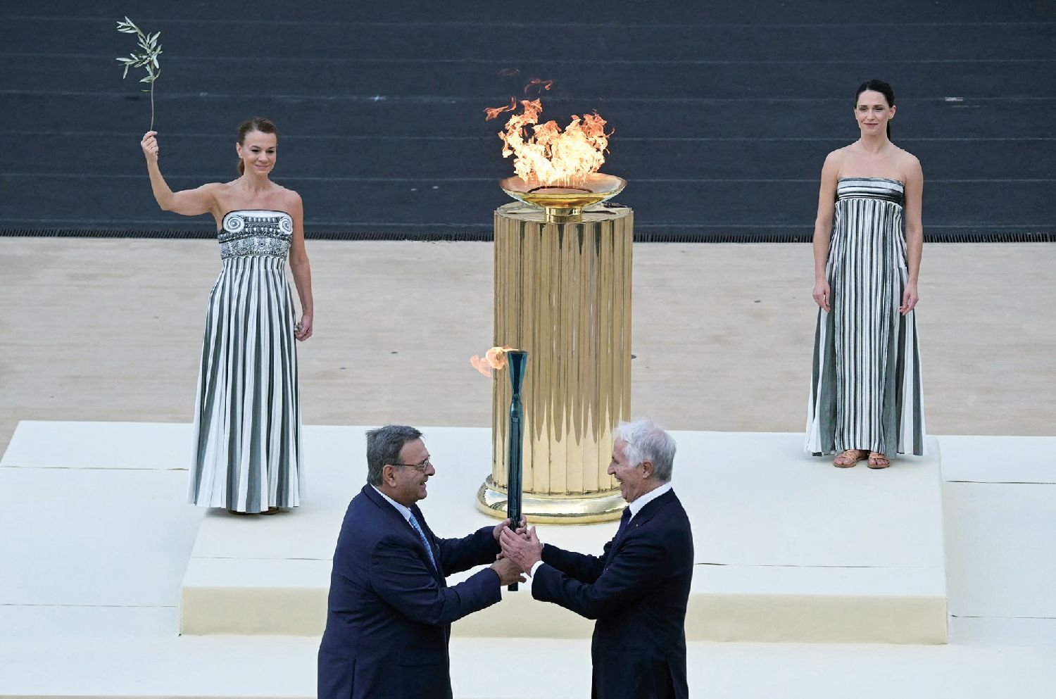 米兰冬奥会圣火交接仪式在雅典举行