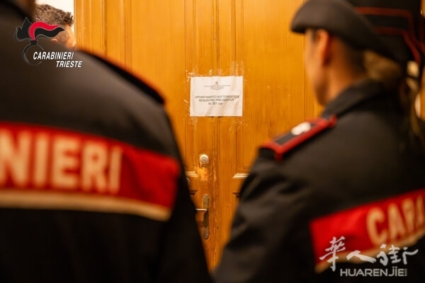 Carabinieri durante il sequestro dei locali.jpg