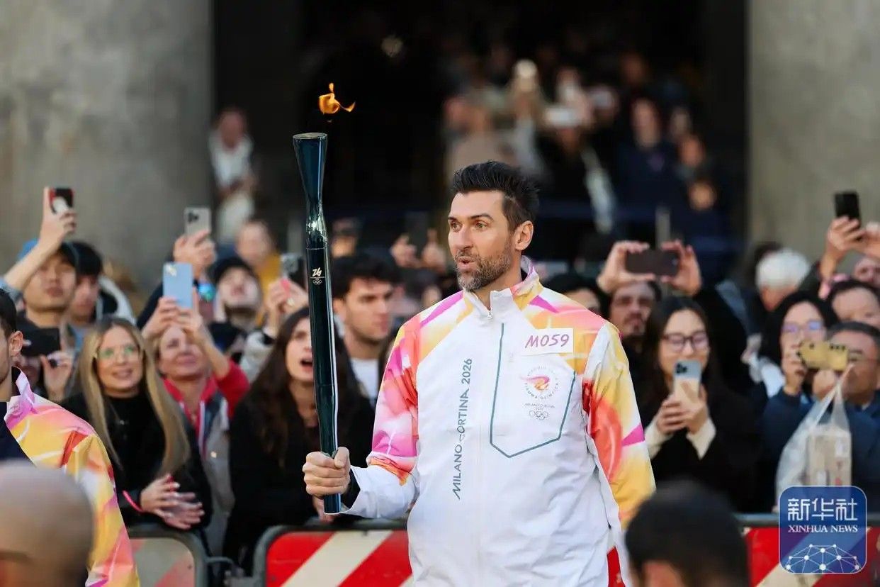 米兰冬奥会火炬在罗马传递