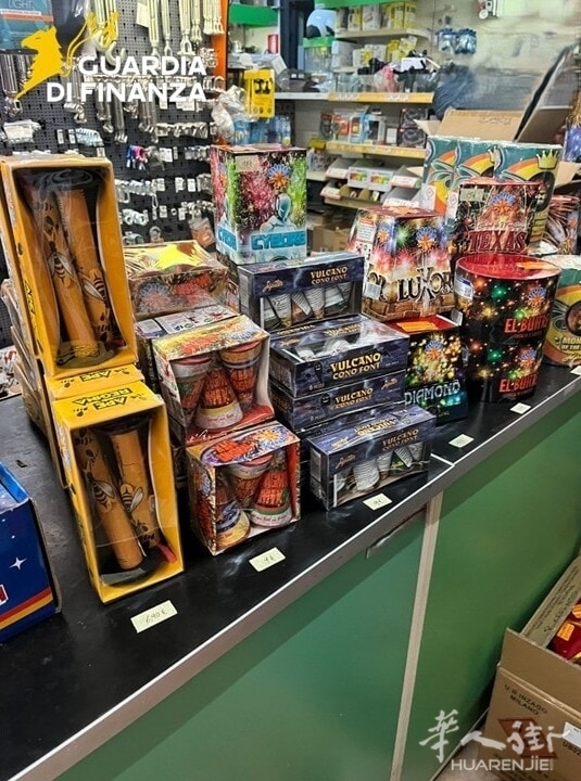 Parte del materiale sequestrato-2.jpg Parte del materiale sequestrato-2.jpg