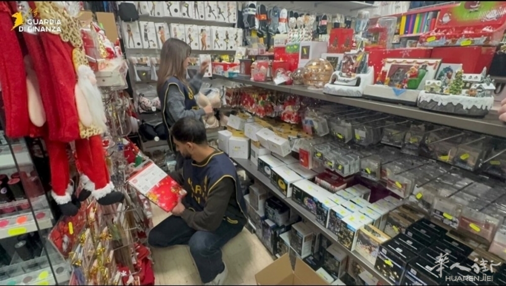 税警在米兰一家华人商店里查扣1.5万余件不安全节日装饰品 